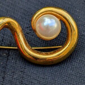 AVON BROOCH MARKED GOLD AND PEARL